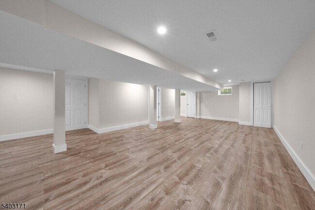 Building Photo - 422 Hollow Rd