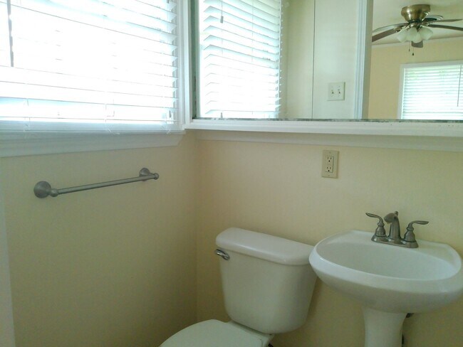 Building Photo - 530 Hopper Dr