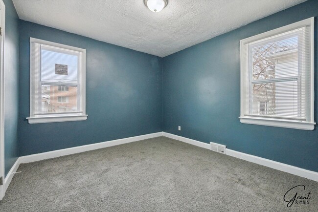 Building Photo - 4 bedroom $1300