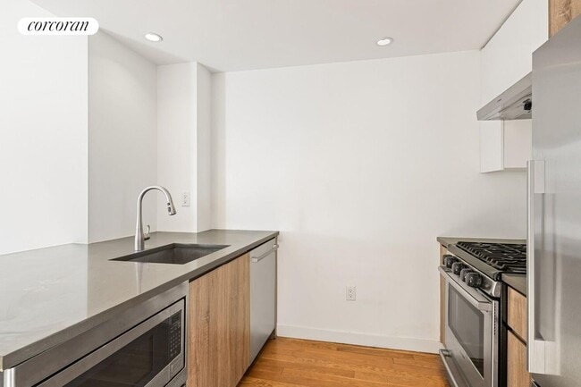 Building Photo - 247 N 7th St