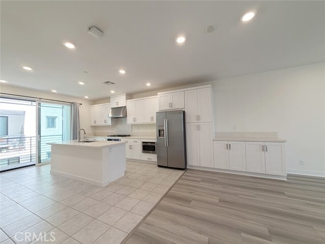 Building Photo - 400 Transport