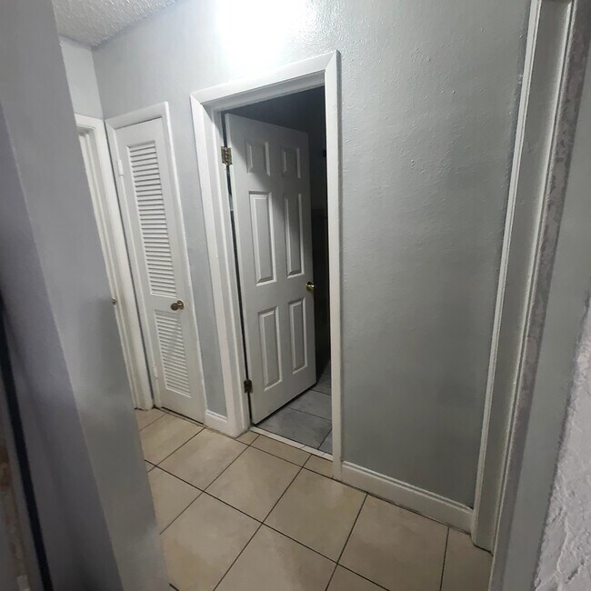 Building Photo - 7102 Holiday Dr