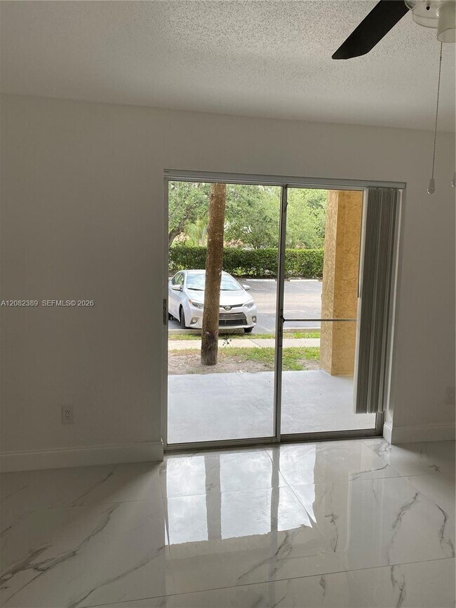 Building Photo - 733 Riverside Dr