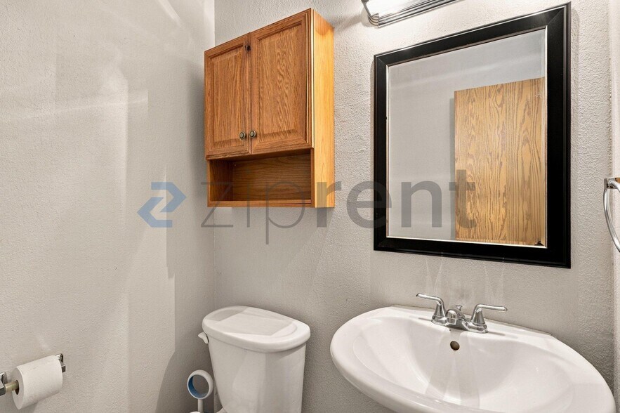 Building Photo - Unit