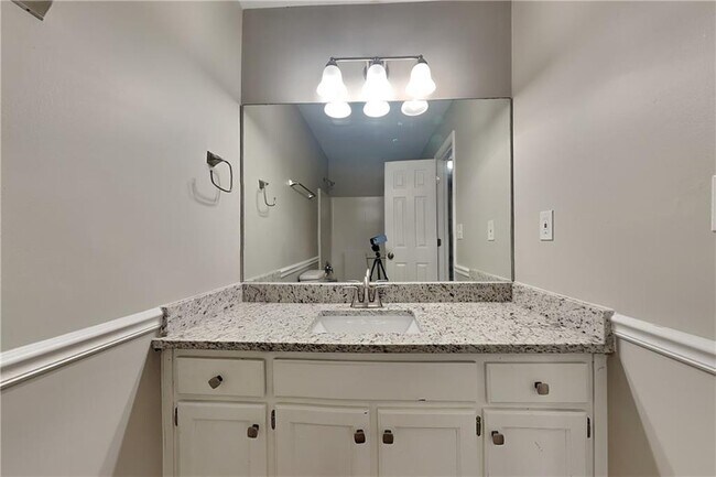 Building Photo - 2245 Huntington Dr