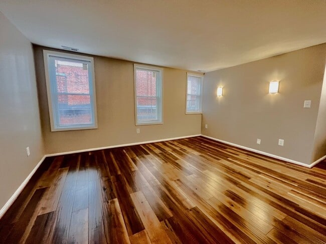 Building Photo - Columbia Heights| 3Bd 1Bth | Top Floor | F...