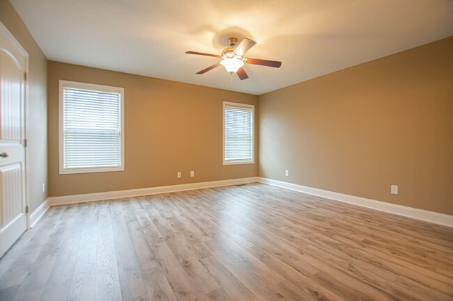 Building Photo - Pet Friendly Three Bedroom with Bonus!