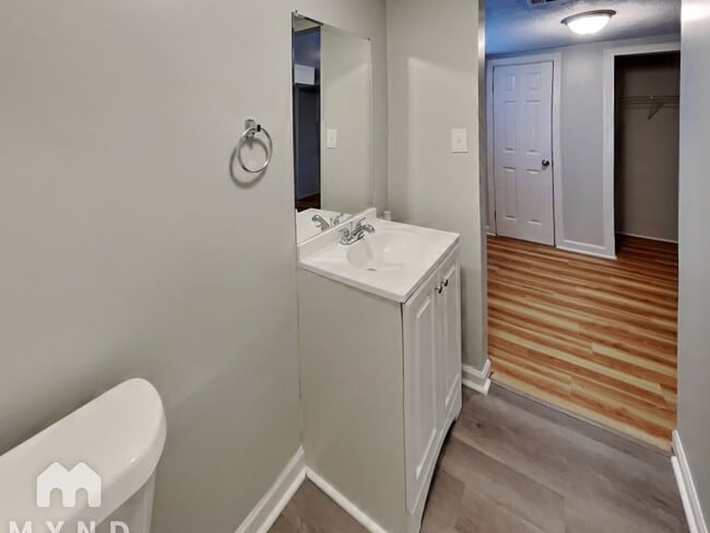 Building Photo - 247 Roxbury Dr