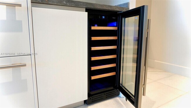 Building Photo - 700 NE 26th Terrace