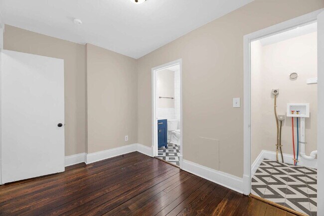Building Photo - "Beautiful 3-Bedroom, 2-Full Bath Duplex Featuring Hardwood Floors and a Fenced Yard!"