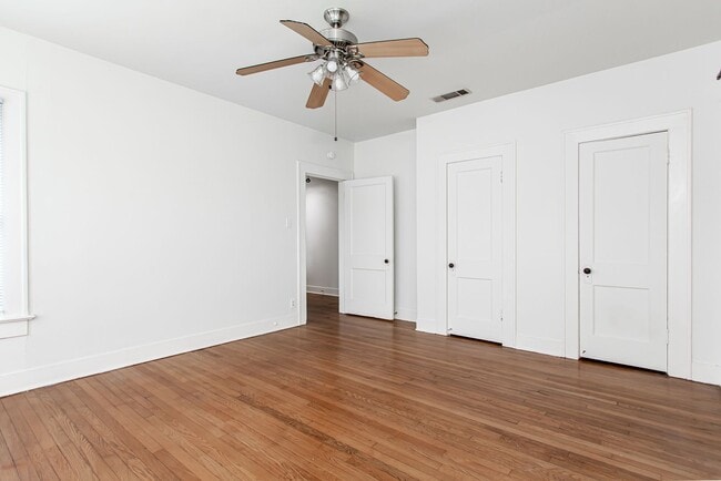 Building Photo - 1 Bedroom, 1 Bath Apartment - East Dallas