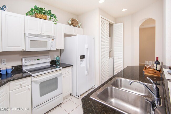 Building Photo - 110 Calle el Jardin