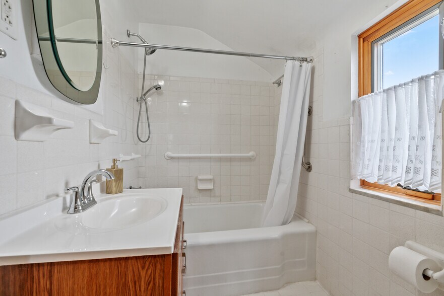 Building Photo - 802 Dunster St