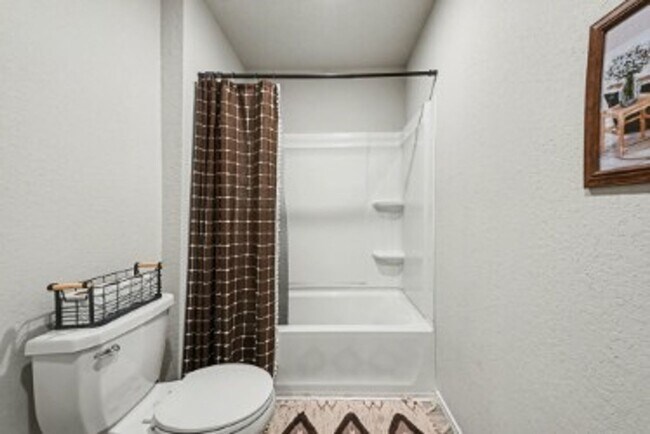 Building Photo - 3BED/2BATH HOUSE AVAILABLE FOR LEASE!