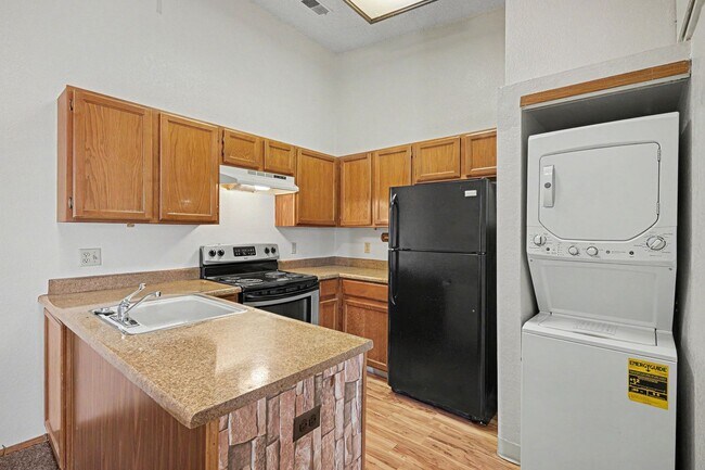 Building Photo - Charming Top-Floor Studio in Aurora with Private Patio & In-Unit Laundry