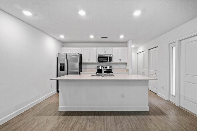 Building Photo - 6001 Woods Edge Cir