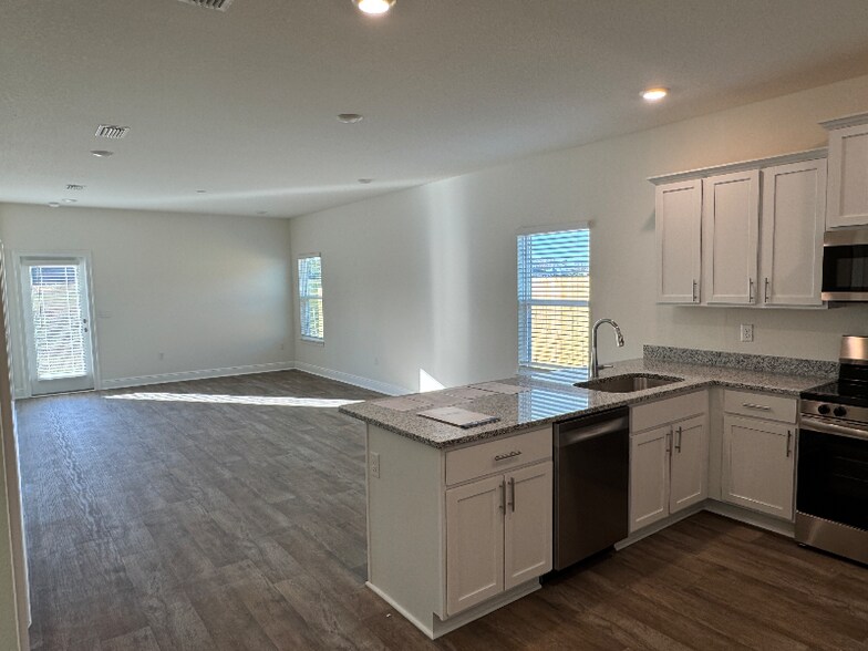 Building Photo - 13623 Logan Pl