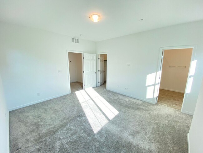 Building Photo - Gorgeous 2Bed/2.5Bath/2Car Townhome located in Gated Community in Henderson