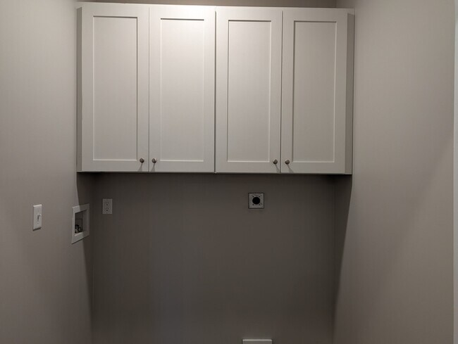 Building Photo - 555 Park Cir