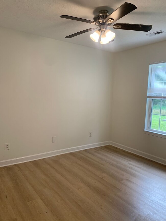 Building Photo - HALF A MONTH OF FREE RENT! 3 Bedroom, 2 Ba...