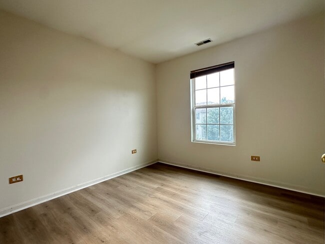 Building Photo - 228 S Alder Creek Dr