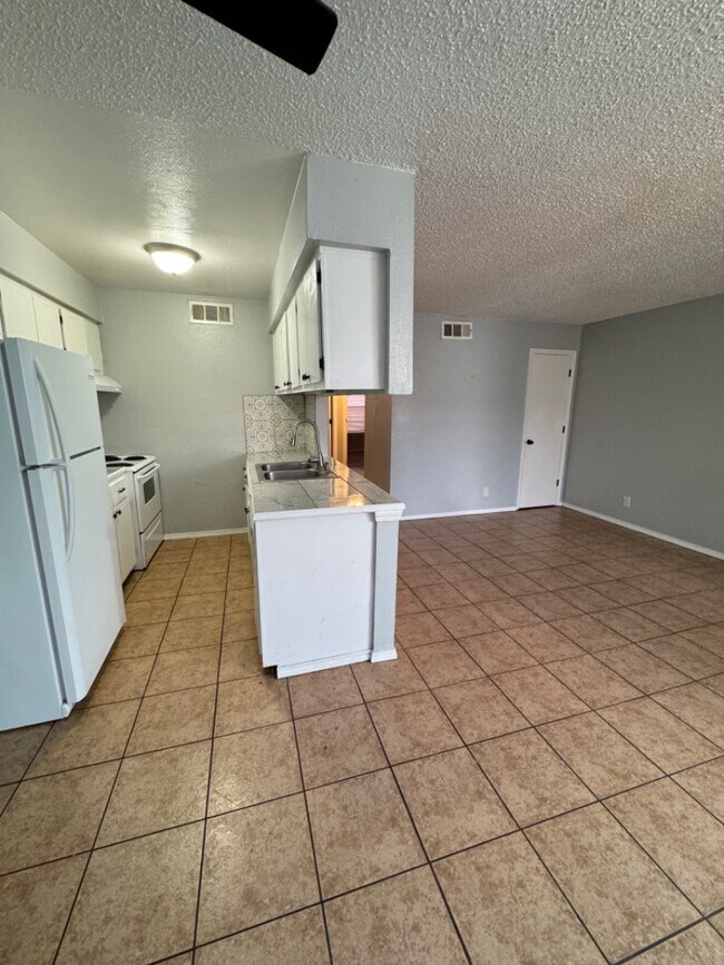 Building Photo - 936 San Pedro Dr SE