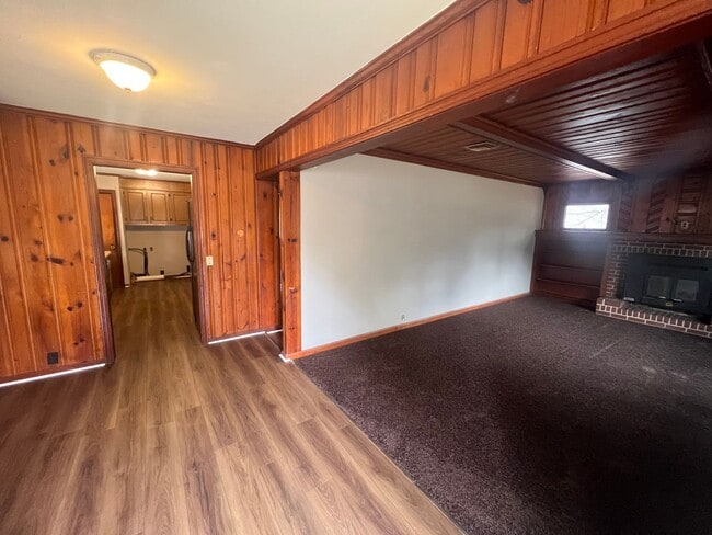Building Photo - 3 bedroom 1 bathroom single level home