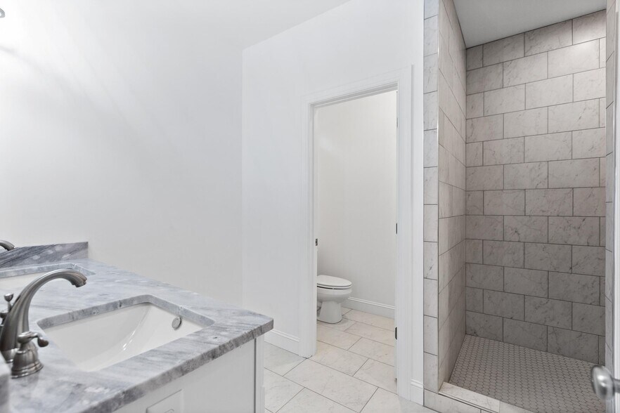 Building Photo - 2006 E 14th St