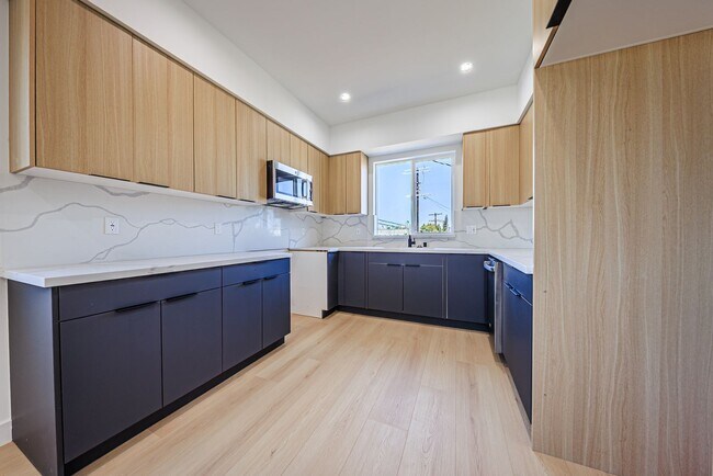 Building Photo - 2847 S Victoria Ave