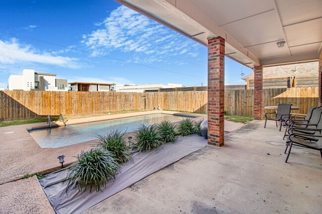 Building Photo - 2801 Summer Breeze Ave