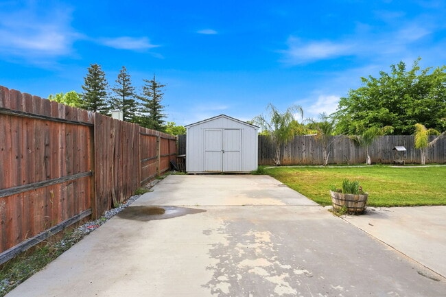 Building Photo - 3 Bedroom Home with RV/Boat Parking, Large Yard & Chicken Coop – Cul-de-Sac Location Near Kids Ki...