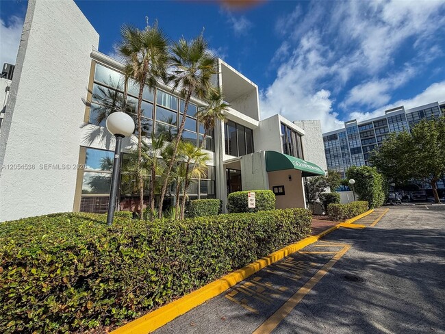Building Photo - 1000 Parkview Dr