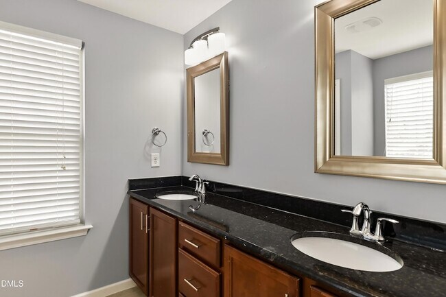 Building Photo - 614 Rose Laurel Ct