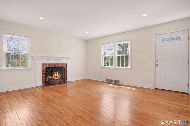 Building Photo - 32 Crescent Dr