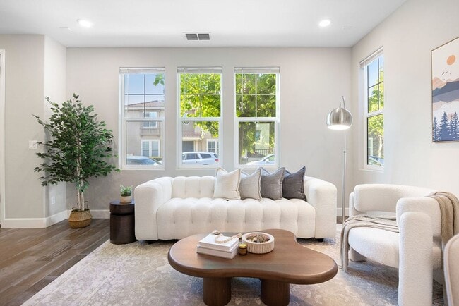 Building Photo - 5Bed/3Ba Home in Quiet Hayward Community w...