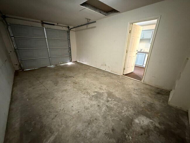 Building Photo - 15210 Oaks W Dr