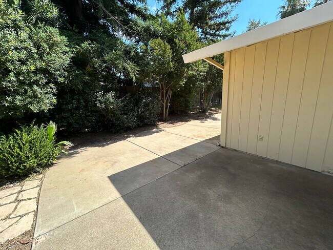 Building Photo - Custom Home!