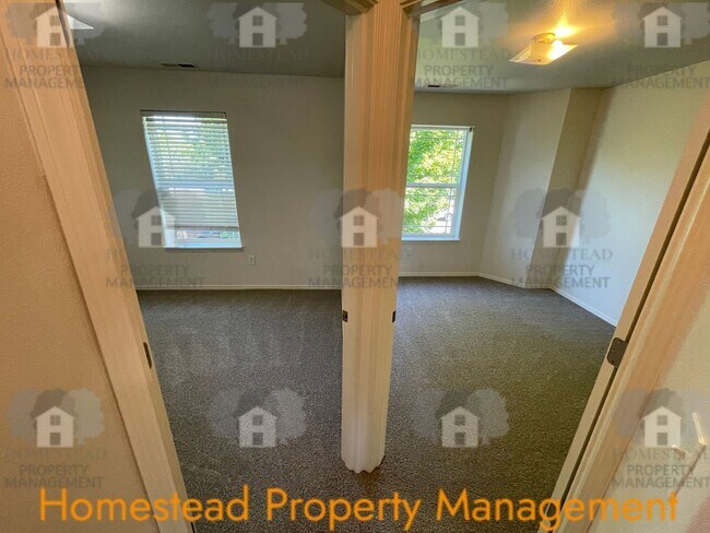 Building Photo - 599