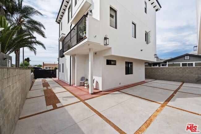 Building Photo - 2324 S Dunsmuir Ave