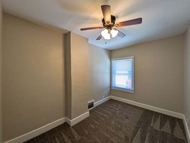 Building Photo - 3 Bedroom Home with detached garage and partially fenced yard, pet friendly!