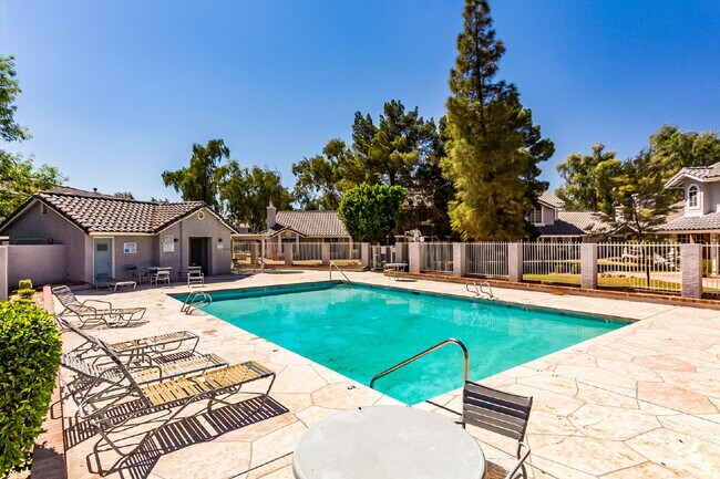 Building Photo - Welcome home to this charming 2-bedroom, 2-bath residence in the heart of Chandler!