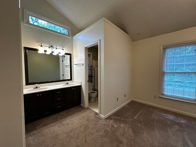 Building Photo - 115 Hyacinth Lane