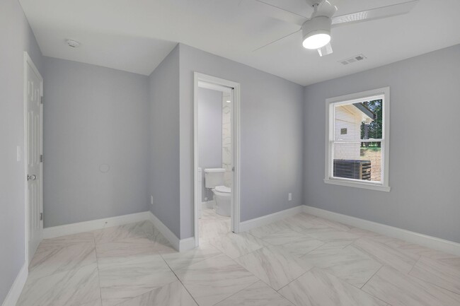 Building Photo - Newly Renovated 3 bedroom / 2 Bathroom Dup...