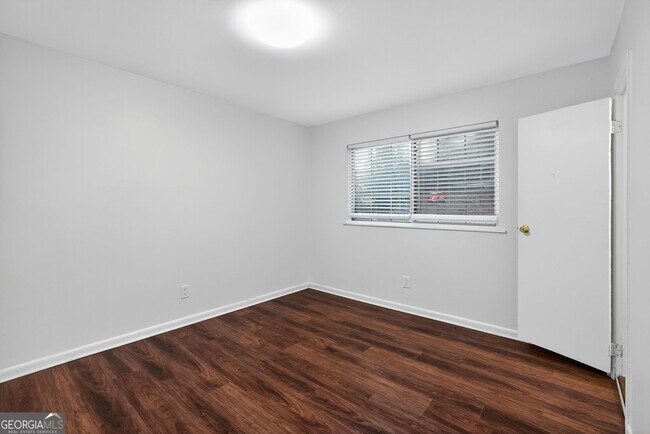 Building Photo - 2510 Peachwood Cir NE