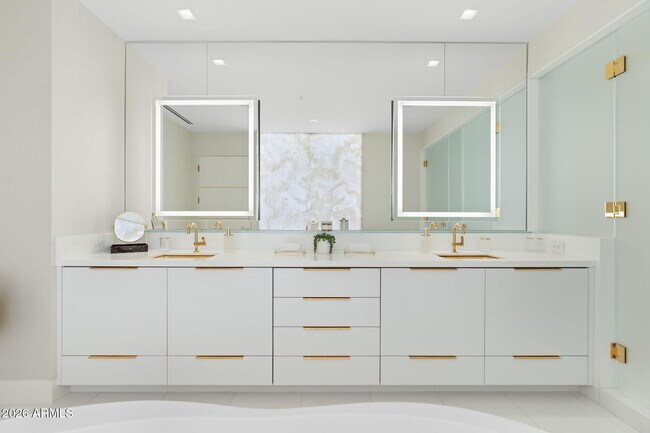 Building Photo - 6587 N Palmeraie Blvd