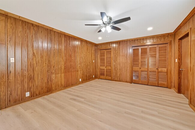 Building Photo - 729 Loggins Dr