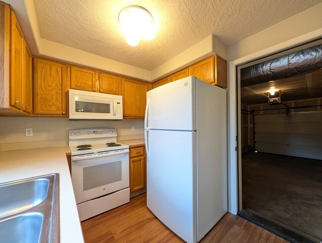 Building Photo - 3-Bedroom, 2.5-Bath Home Close To River Road In Eugene!