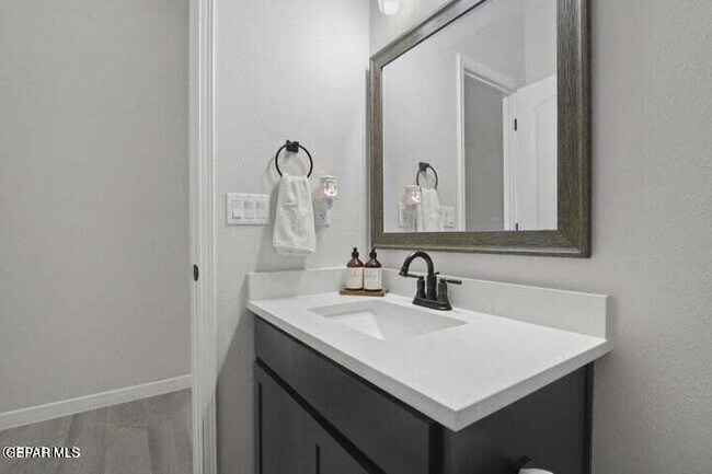 Building Photo - 905 Cottage Pl