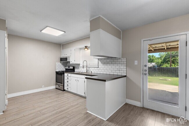 Building Photo - 4615 Hollandale Ave