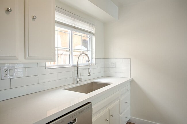 Building Photo - 603 Begonia Ave